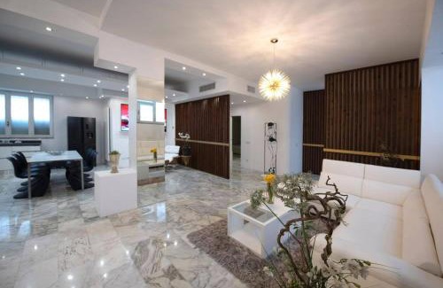 Zona Solari Apartment | La Galleria