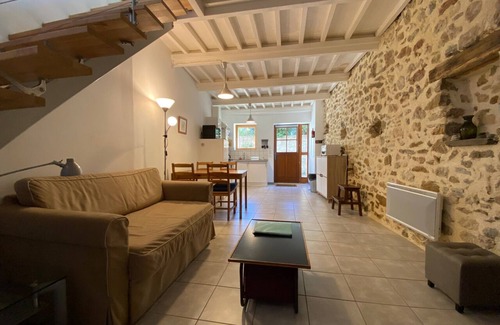Rouffiac-des-Corbieres Cottage | La Grange, air-conditioned gîte, lovely view of Peyrepertuse castle, Cathar country