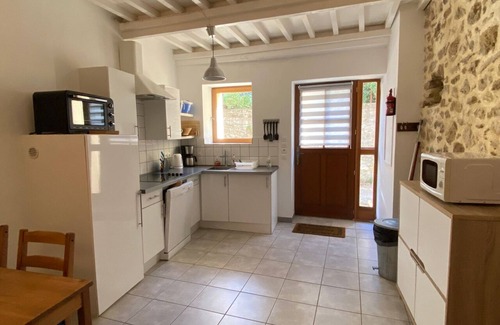 Rouffiac-des-Corbieres Cottage | La Grange, air-conditioned gîte, lovely view of Peyrepertuse castle, Cathar country