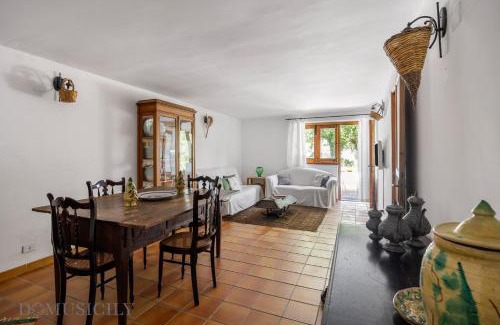 Chiusa Sclafani Villa | La Gurra Tenuta Migliore By DomuSicily