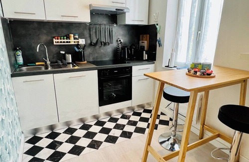Montlucon Apartment | La Jungle d'Orient ~ Comfort ~ Bicycle garage