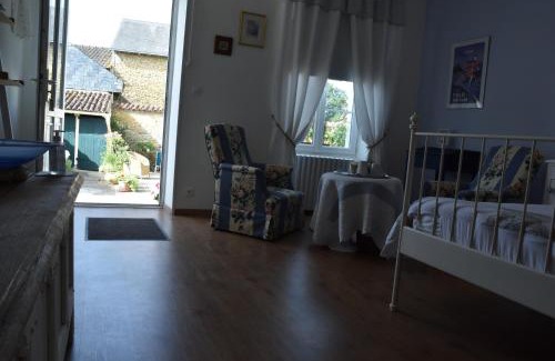 Arcay Bed & Breakfast | La Little School Chambres d'Hôtes à Arçay