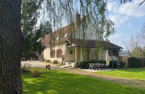 Cusset House | La Lodge 4-bedroom house in château courtyard, Pool, WiFi, AC, near Vichy