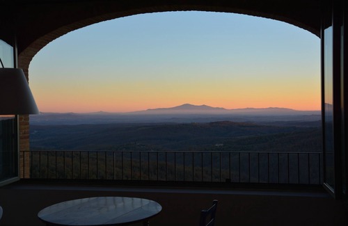 Rosennano Apartment | LA LOGGIA. HOUSE WITH STUNNING VIEW ABOVE THE CHIANTI REGION AND PANORAMIC POOL