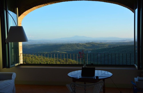 Rosennano Apartment | LA LOGGIA. HOUSE WITH STUNNING VIEW ABOVE THE CHIANTI REGION AND PANORAMIC POOL