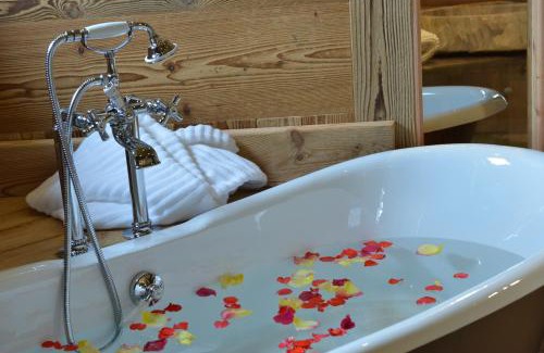 Les Cretes Bed & Breakfast | La Maison de Dolphe Chalet de Charme & Art gallery