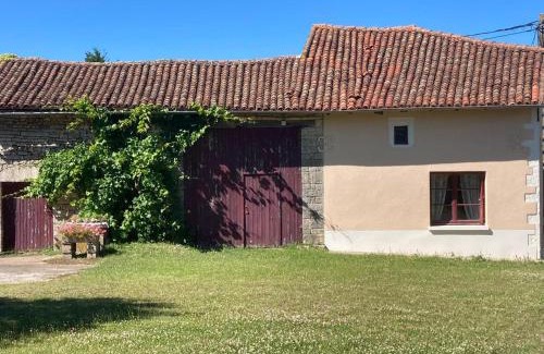 Genouille House | La Maison des Roses 1-Bed House in Genouille