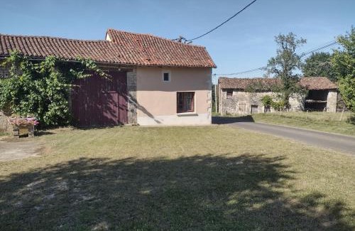 Genouille House | La Maison des Roses 1-Bed House in Genouille