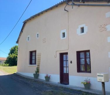 Genouille House | La Maison des Roses 1-Bed House in Genouille