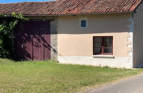 Genouille House | La Maison des Roses 1-Bed House in Genouille
