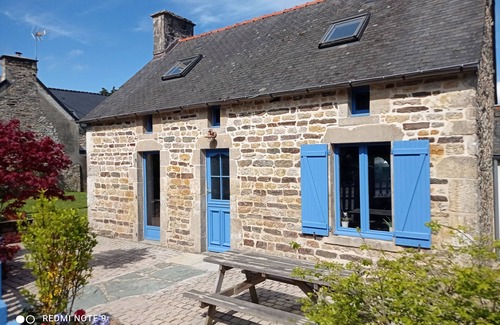 Montaigu-la-Brisette House | La Maison Bleue