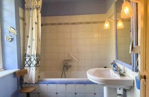 Saint-Sulpice-sur-Risle House | La Maison du Tilleul avec Piscine couverte chauffée