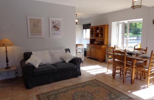 L'Isle-Jourdain Apartment | La Maison Ribotteau - The Coach House Gîte