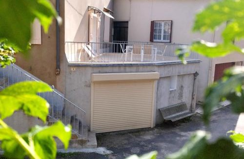 Versols-et-Lapeyre House | La maison rose