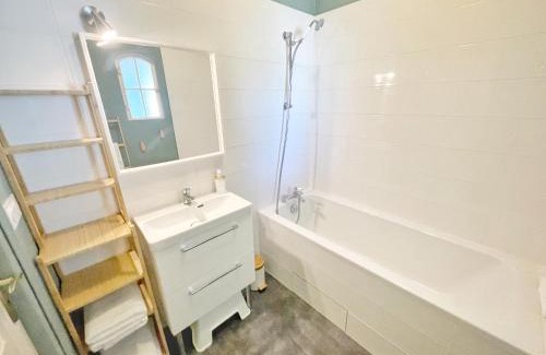 Veuzain-sur-Loire Bed & Breakfast | La Maison Voyage Bed and Breakfast