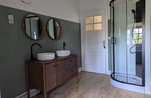 Blendecques Bed & Breakfast | La Mariance bed and breakfast with private Jacuzzi!