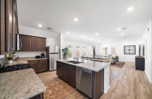 La Marque House | La Marque Spacious 4 Bedroom New home close to I-45 Hwy