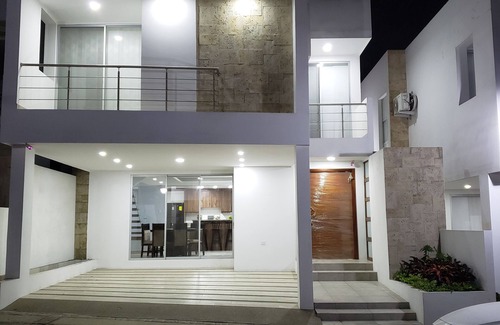 Manta House | La Pavita in Manta. Sunny two-bedroom townhouse. Close to everything!