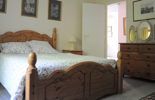Montpezat-de-Quercy Cottage | La Petite Maison is located in beautiful restful surroundings with swimming pool