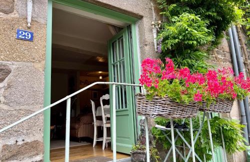 Lanvallay House | La Petite Madeleine is a Charming 2 Bedroom Pet Friendly Gite situated on Dinan Port