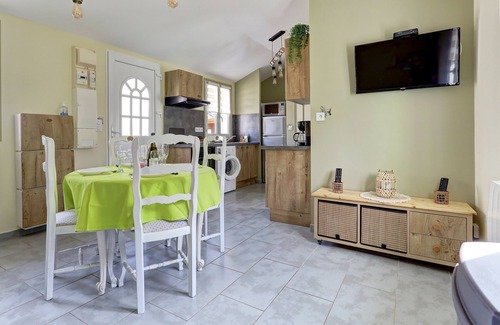 Acy House | La Petite Maison Du Montjard