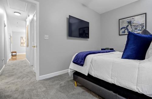 Uptown House | La Petite Maison of Woodlawn