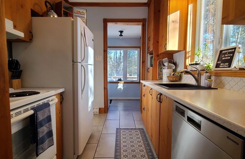 Rawdon Cottage | La Petite Maison Surrounded by Old Trees