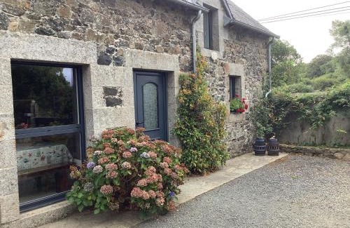 Plelo House | La petite maison terre mer