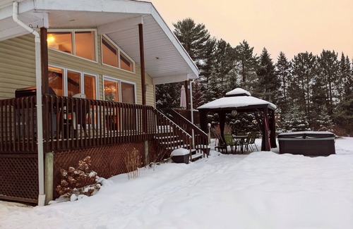 Asbestos Ski Chalet | La Quiétude des Trois-Lacs | Spa and Heated Pool in front of the Lake