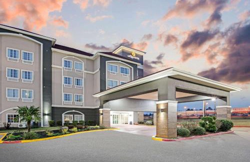 Paris Hotel | La Quinta Inn and Suites by Wyndham Paris