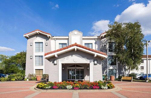 Moon Township Hotel | La Quinta Inn by Wyndham Pittsburgh Airport