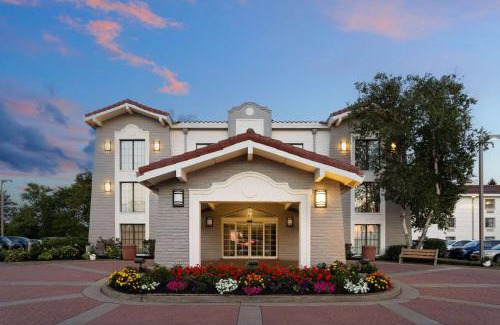 Moon Township Hotel | La Quinta Inn by Wyndham Pittsburgh Airport