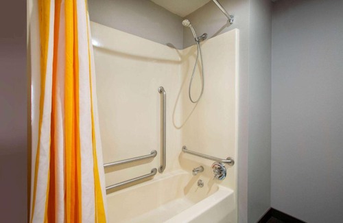 Hazelwood Hotel | La Quinta Inn by Wyndham St. Louis Hazelwood - Airport North