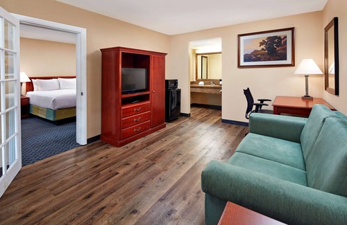 Newbury Park Hotel | La Quinta Inn & Suites by Wyndham Thousand Oaks-Newbury Park