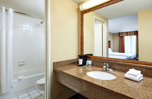 Newbury Park Hotel | La Quinta Inn & Suites by Wyndham Thousand Oaks-Newbury Park