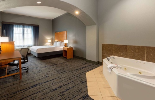 Bridgeport Hotel | La Quinta Inn & Suites by Wyndham Bridgeport