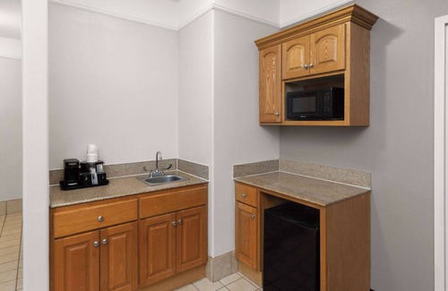Deer Park Hotel | La Quinta Inn & Suites by Wyndham Deer Park