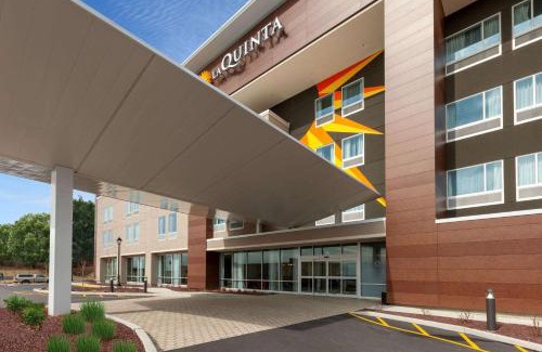 Scotchtown Hotel | La Quinta Inn & Suites by Wyndham Middletown-Goshen
