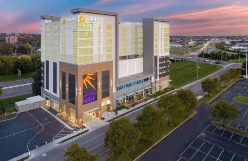 East Bank Hotel | La Quinta Inn & Suites by Wyndham Nashville Downtown Stadium