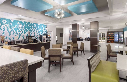 Angleton Hotel | La Quinta Inn & Suites by Wyndham Angleton