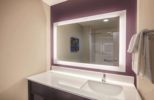 Garland Hotel | La Quinta Inn & Suites by Wyndham Dallas Northeast-Arboretum