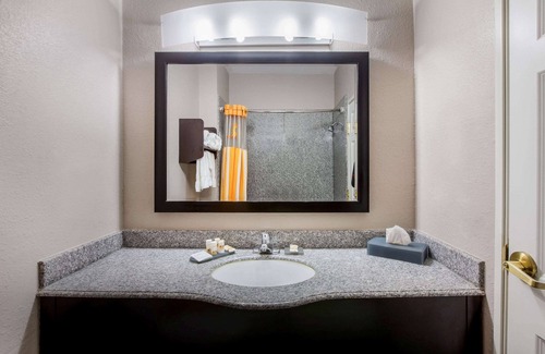 Pasadena Hotel | La Quinta Inn & Suites by Wyndham Pasadena