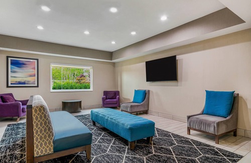 Batavia Hotel | La Quinta Inn & Suites by Wyndham Batavia