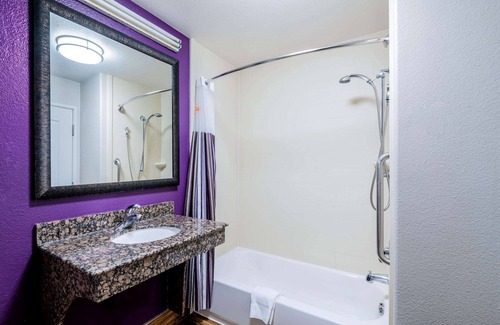 Bedford Hotel | La Quinta Inn & Suites by Wyndham DFW Airport West - Bedford