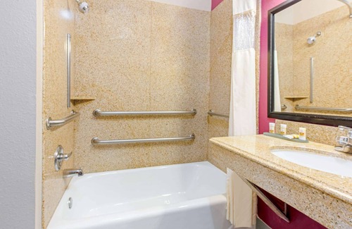 Winnie Hotel | La Quinta Inn & Suites by Wyndham Winnie