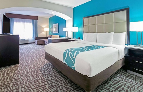Paris Hotel | La Quinta Inn & Suites by Wyndham Paris