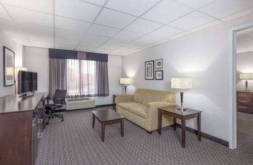 Clifton Hotel | La Quinta Inn & Suites by Wyndham Clifton/Rutherford