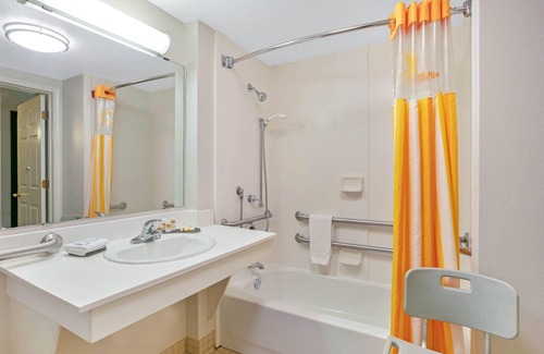 Irving Hotel | La Quinta Inn & Suites by Wyndham DFW Airport South/Irving
