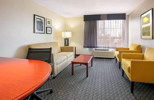 Irving Hotel | La Quinta Inn & Suites by Wyndham DFW Airport South/Irving
