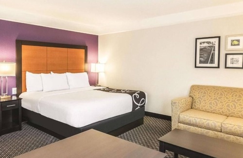 Airport North Hotel | La Quinta Orlando | Executive King | Free Shuttle & Breakfast | Pool| Near MCO